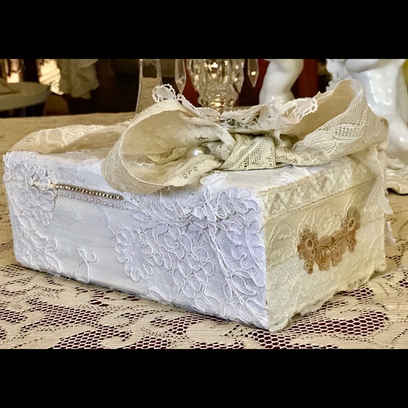 Vintage Lane Cedar Bride’s Hope Chest, Vintage Lace, Jewelry, Linens, Cameo NWT - Picture 6 of 14